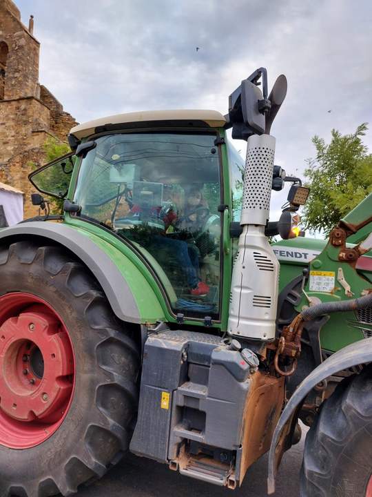 desfile de carrozas y peñas en Santibáñez de Vidriales (2)