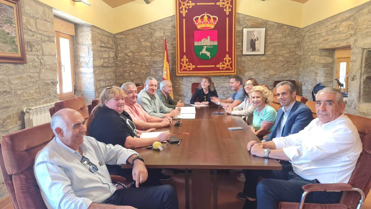 Javier Faúndez Domínguez, en la reunión mantenida en Villardeciervos con los alcaldes de esta localidad