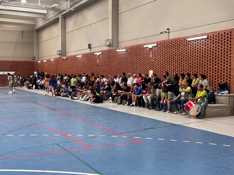 Gradas llenas en el Pabellón de la Universidad Laboral para presenciar los encuentros de la base