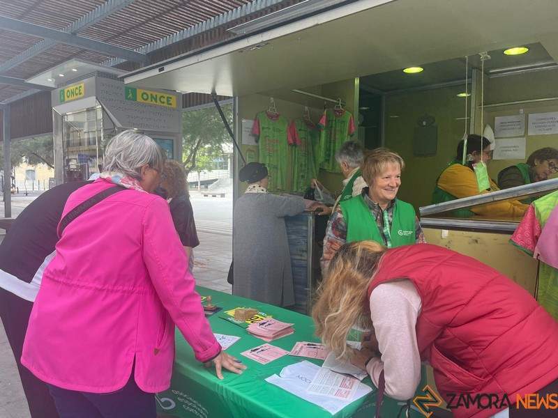gente inscribiendose a la carrera contra el cáncer de Zamora