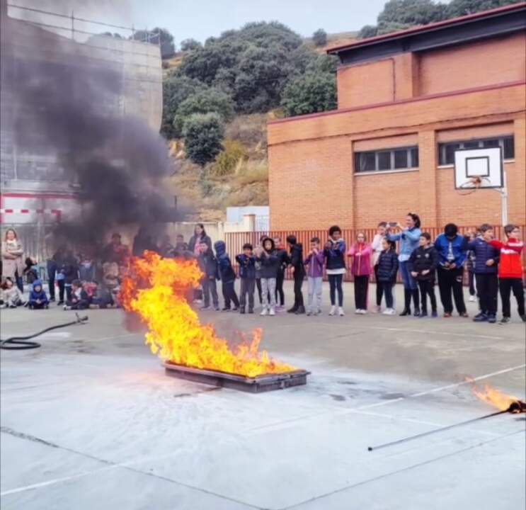 los alumnos de Camarzana de Tera se convierten en bomberos por un día (3)