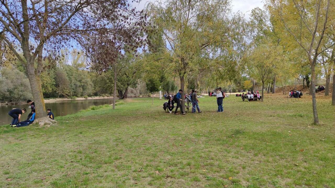 alumnos y profesores del Colegio Milagrosa de Zamora se sumergió en la naturaleza durante una visita a la Ruta Ribera Santibañesa (1)
