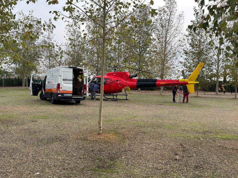 helicóptero y técnicos