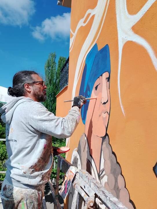 Carlos Adeva pintando el mural en Riofrío