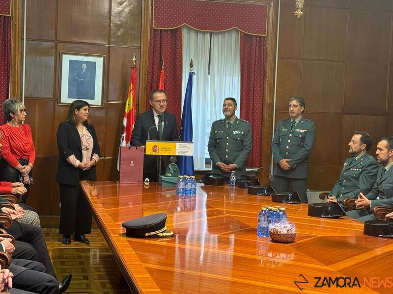 El guardia civil José Luis Otero recibe un reconocimiento a su labor en la Subdelegación del Gobierno en Zamora