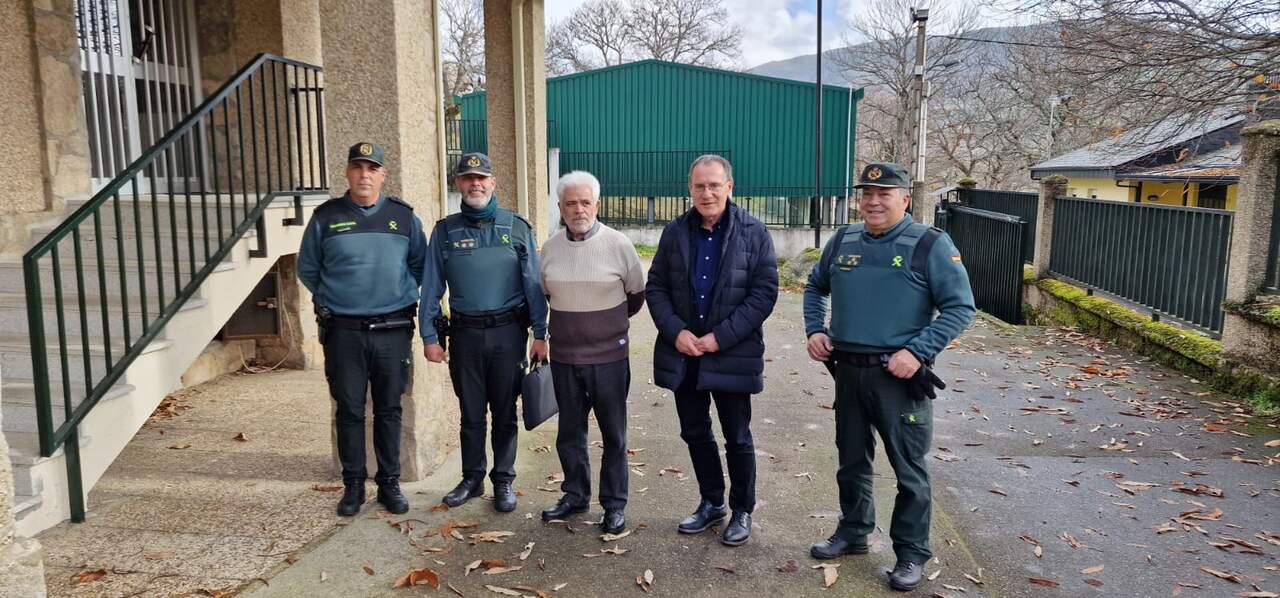 Ángel Blanco visita el cuartel de Lubián
