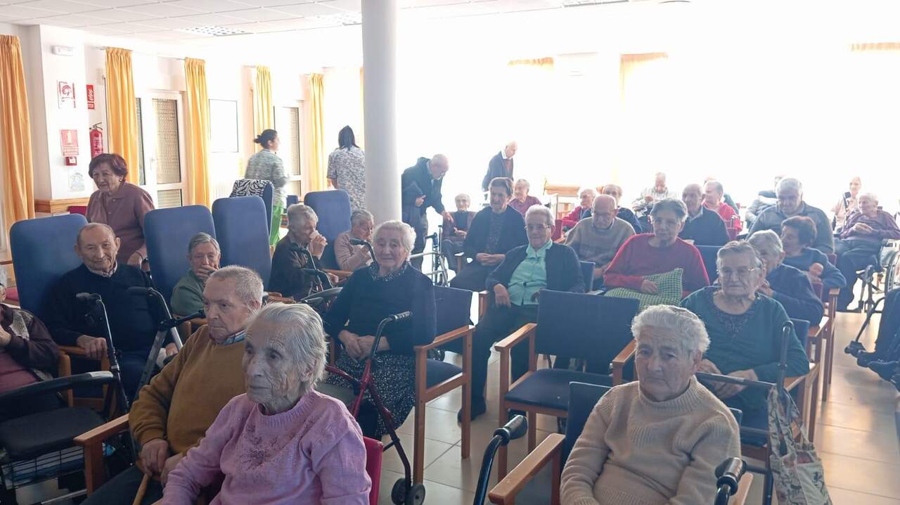 residencia San Tirso de Santibáñez de Tera disfruta de un día de villancicos (11)