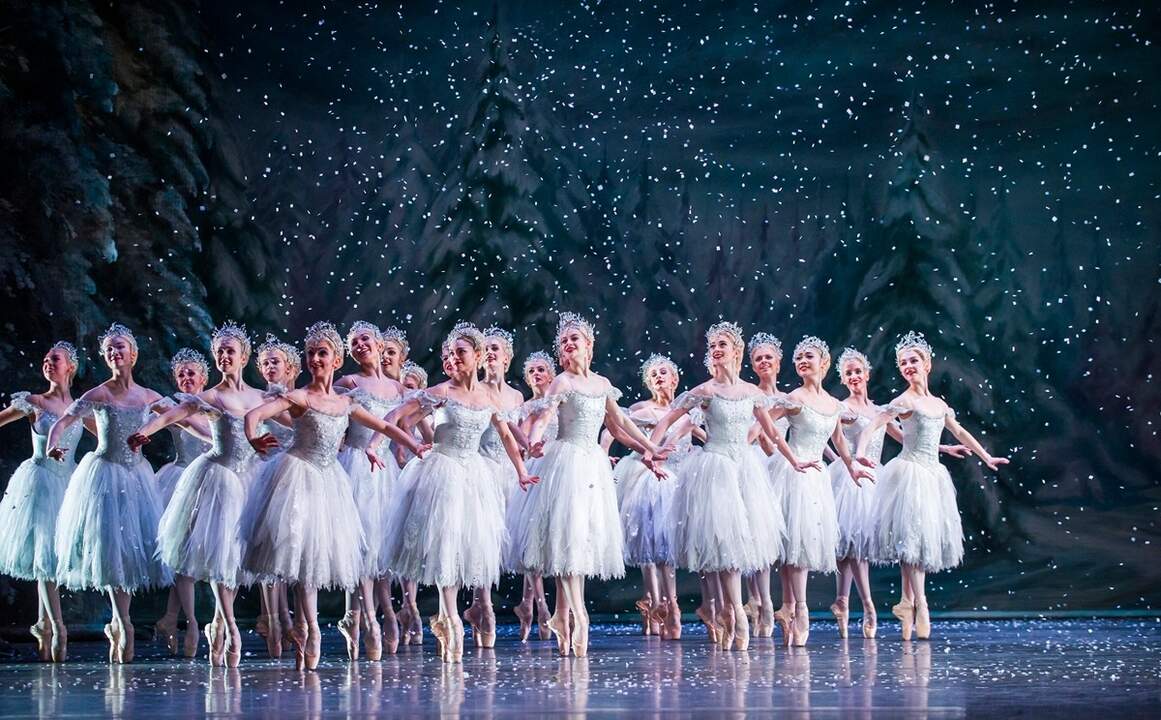 A scene from The Nutcracker by The Royal Ballet @ The Royal Opera House, Covent Garden, London.(Opening 08-12-15)©Tristram Kenton 12/15(3 Raveley Street, LONDON NW5 2HX TEL 0207 267 5550 Mob 07973 617 355)email: tristram@tristramkenton.com