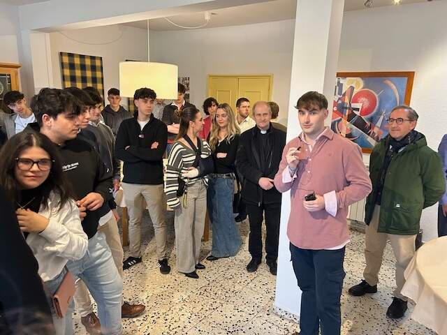 Joaquín Carrasco, presidente de los Alumni de Peñacorada interviene en la comida de celebración.