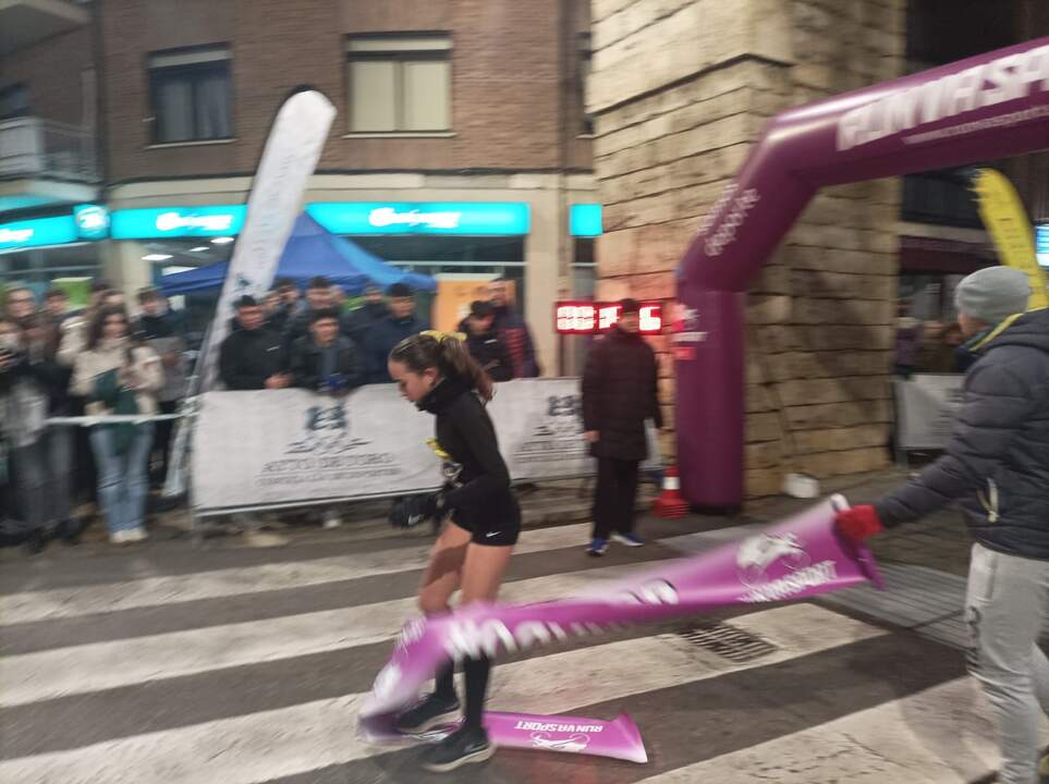 Gabriela Herrero entrando vencedora en la san silvestre de Toro