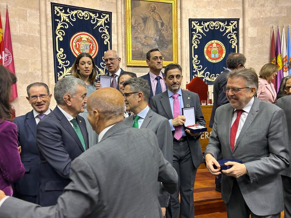 Isaac Macías reconocido con la Cruz de San Raimundo de Peñafort