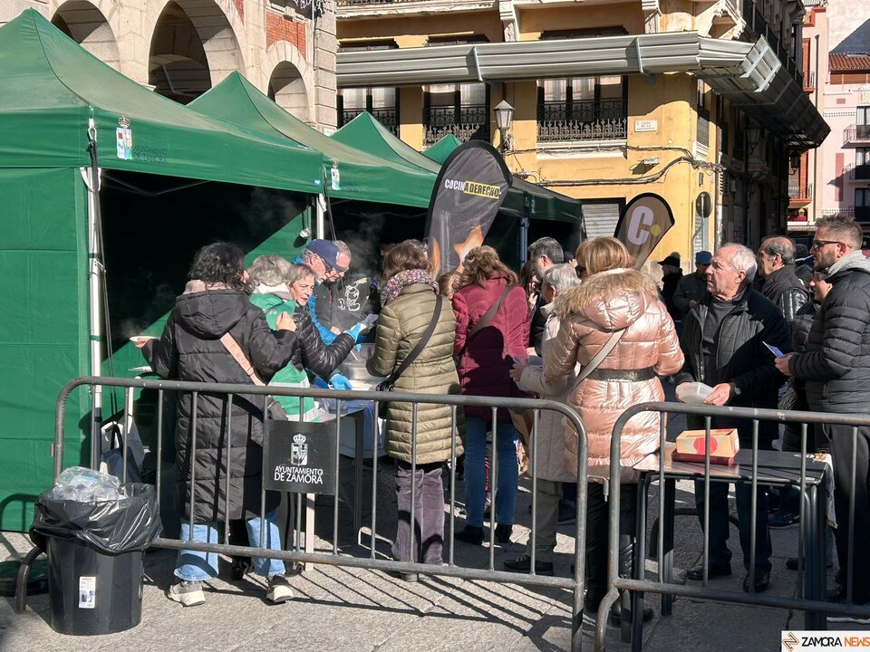 La Sanantonada solidaria reúne a decenas de personas en la Plaza Mayor