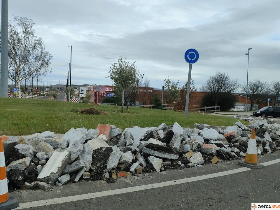 Rotonda de la Avenida de Requejo en obras