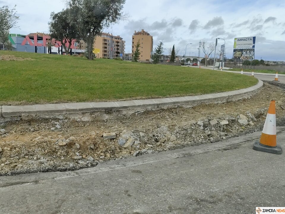 Rotonda de la Avenida de Requejo en obras