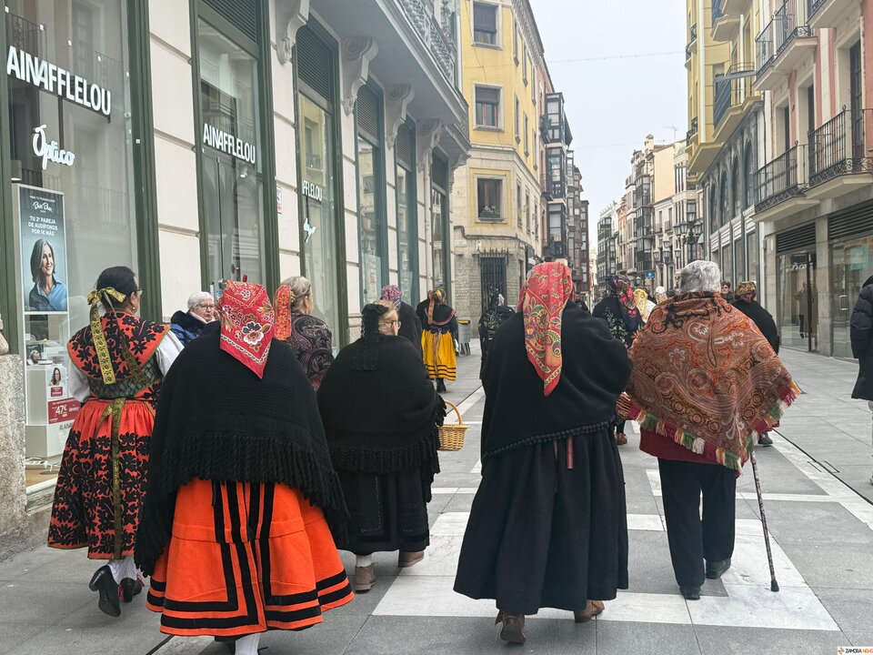 Las águedas pasean por el centro de la ciudad al ritmo de la pandereta y tal