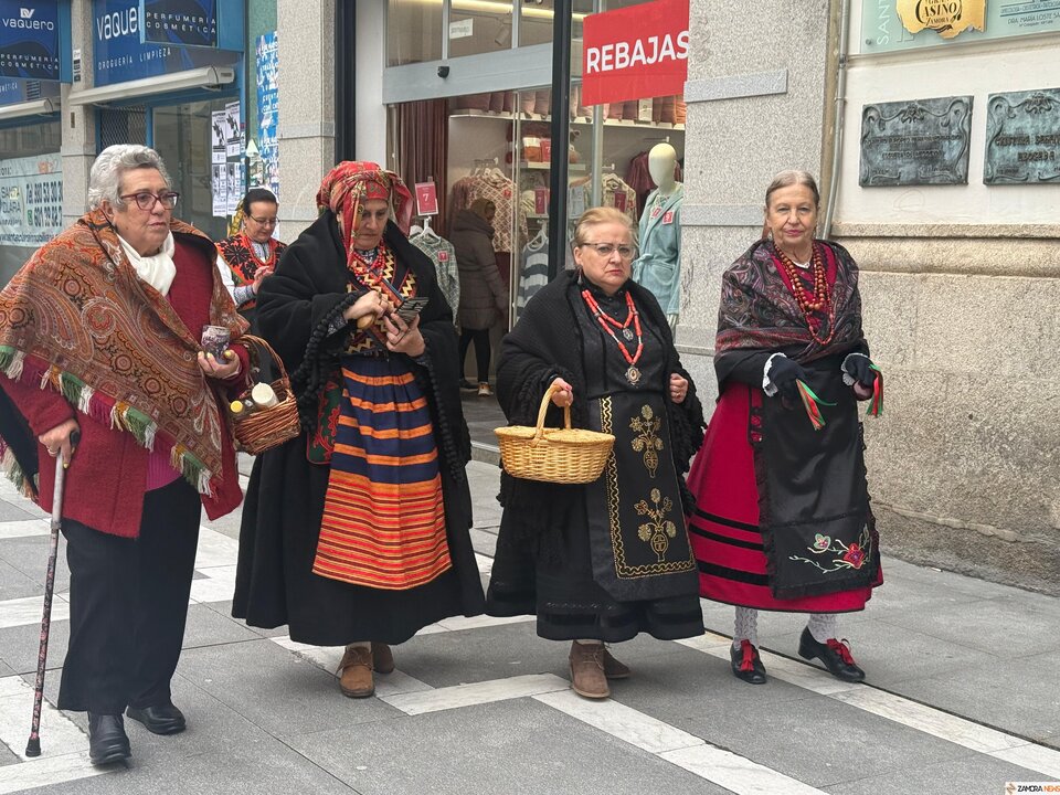 Las águedas pasean por el centro de la ciudad al ritmo de la pandereta y tal