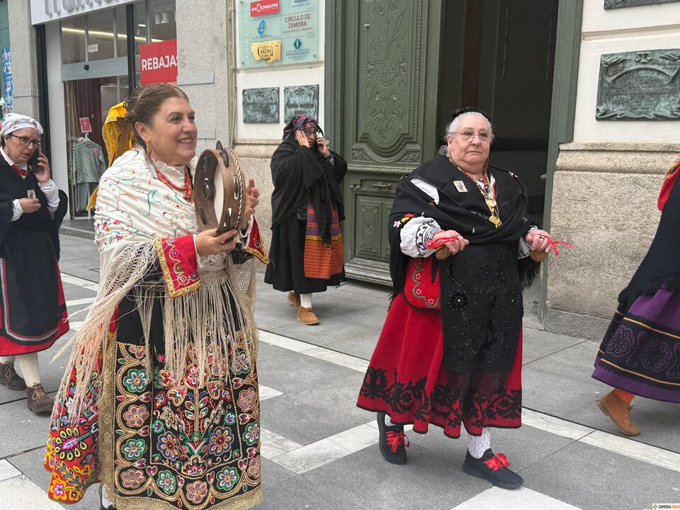 Las águedas pasean por el centro de la ciudad al ritmo de la pandereta
