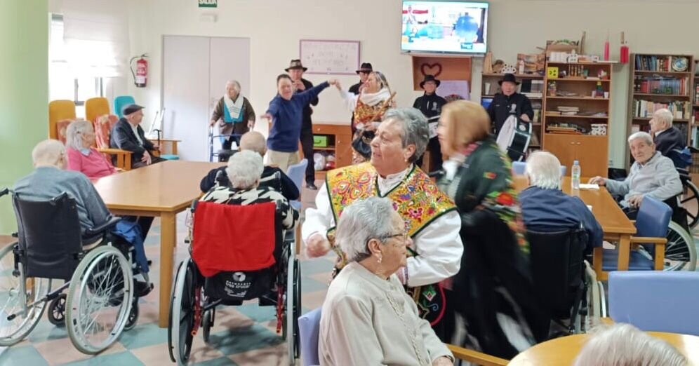 las águedas de Villanueva del Campo visitan la residencia