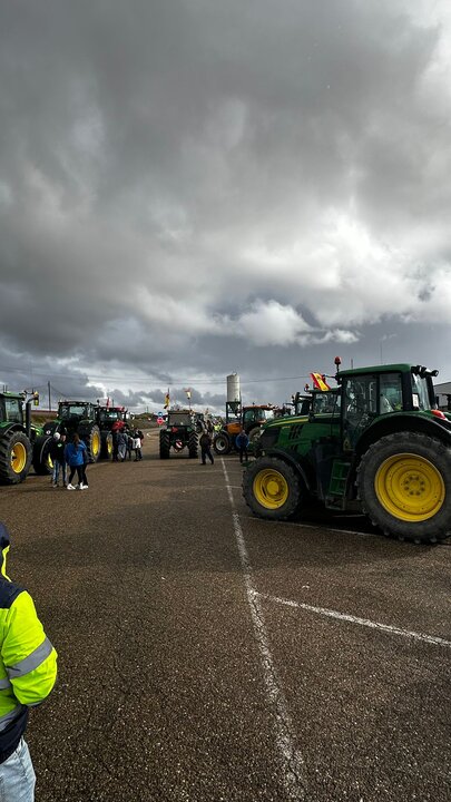 tractorada en Becilla de Valderaduey. IMAGEN CEDIDA (1)