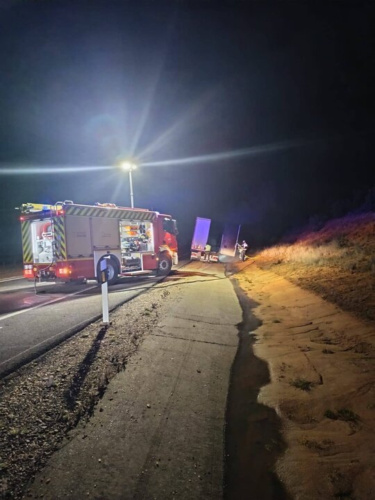 un camión revienta la rueda a su paso por Corrales del Vino
