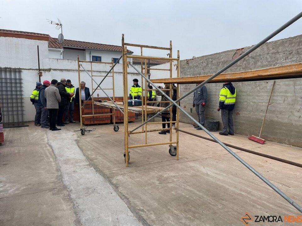 El delegado territorial de la Junta en Zamora, Fernando Prada, acompañado por el alcalde de Villaralbo, Santiago Lorenzo, y el gerente provincial del Ecyl, Efrén