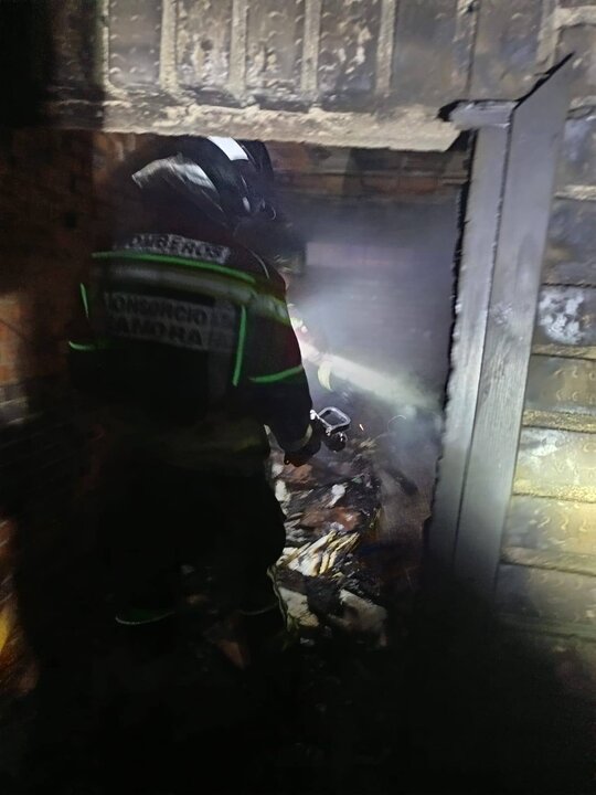 incendio declarado en una bodega y un garaje (2)