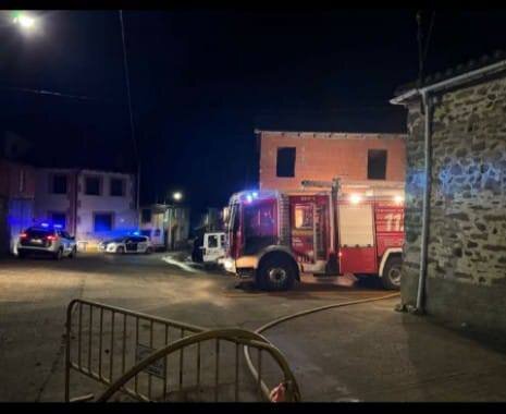 Una casa en Figueruela de Abajo arde de madrugada (1)