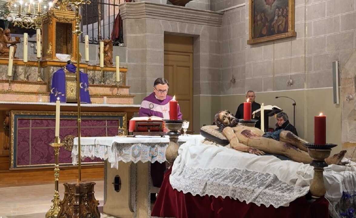 Penitente Hermandad de Jesús Yacente