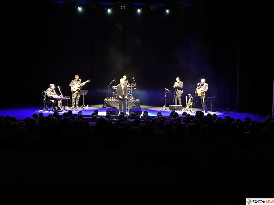 José Manuel Soto llena el Teatro Ramos Carrión con un recital de grandes éxitos