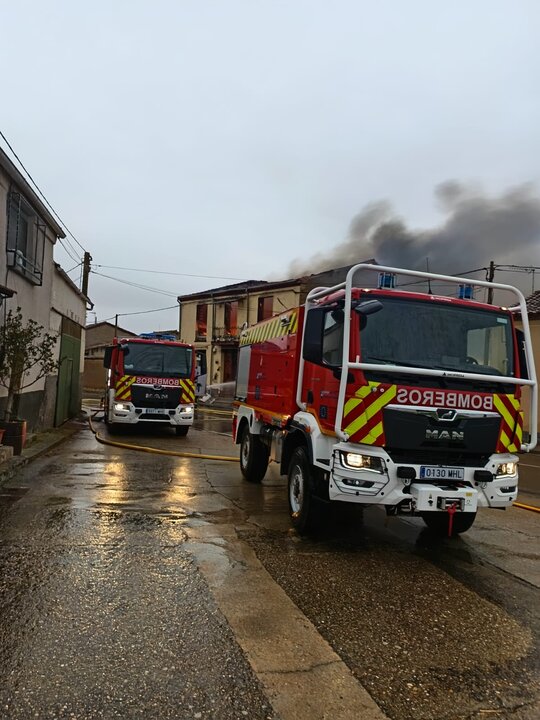 bomberos de la Diputación de Zamora interviniendo en una incendio en Algodre