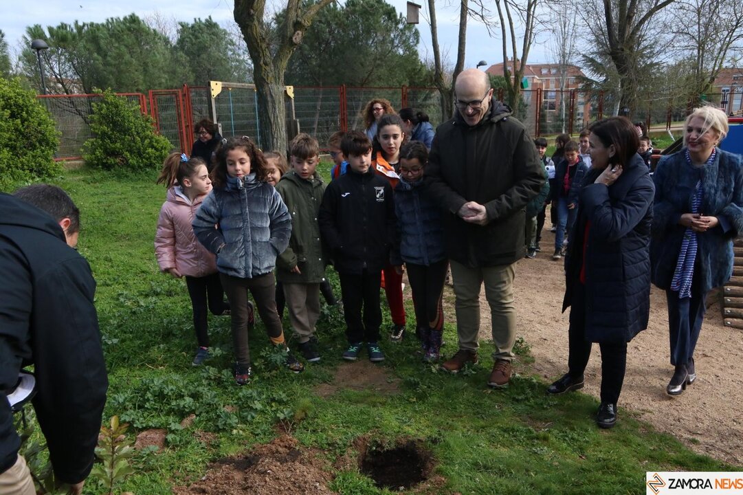 Fernando Prada y los escolares del CEIP Riomanzanas plantan futuro en el Día del Árbol