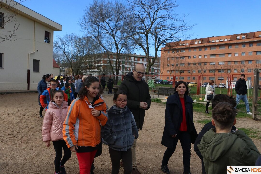 Fernando Prada y los escolares del CEIP Riomanzanas plantan futuro en el Día del Árbol