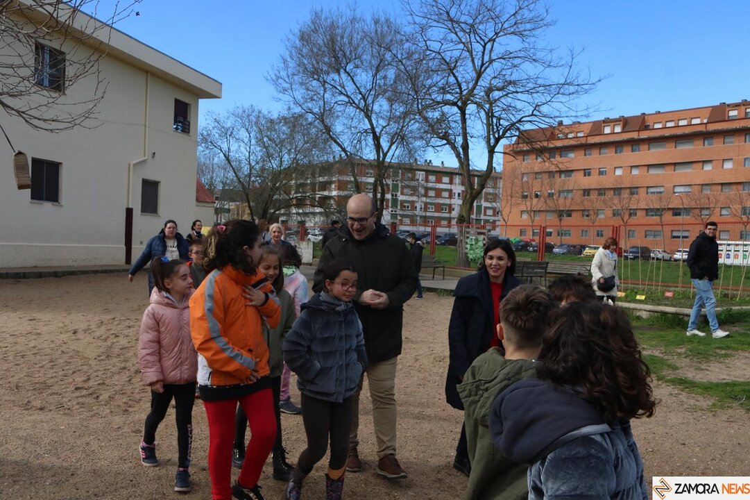 Fernando Prada y los escolares del CEIP Riomanzanas plantan futuro en el Día del Árbol