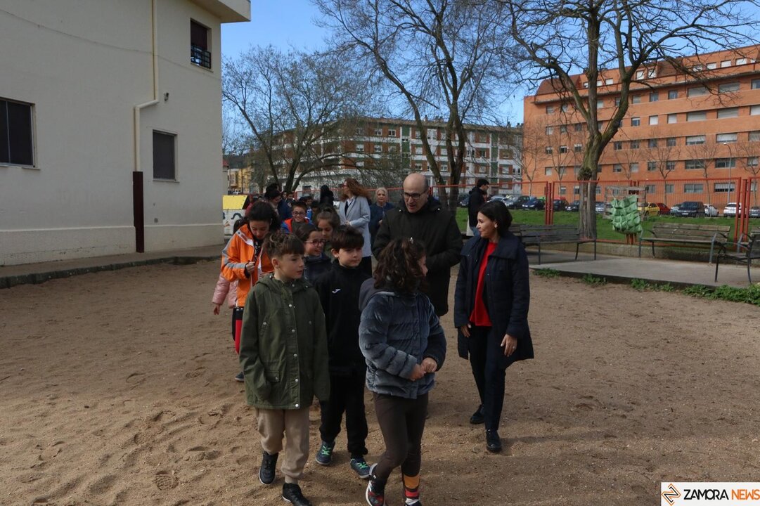 Fernando Prada y los escolares del CEIP Riomanzanas plantan futuro en el Día del Árbol
