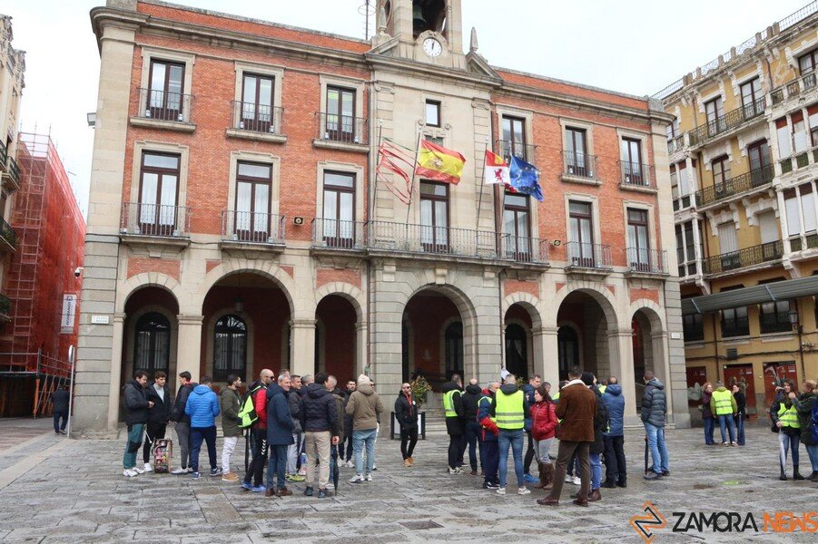 bomberos y policías se manifiestan en la plaza mayor de Zamora_3