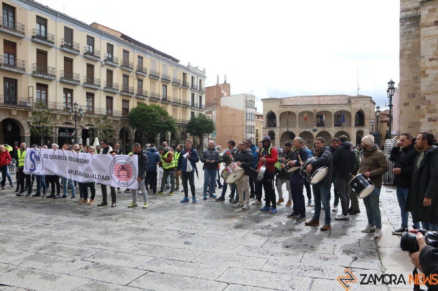 bomberos y policías se manifiestan en la plaza mayor de Zamora_9