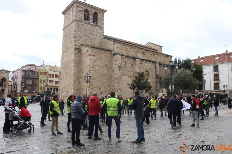 bomberos y policías se manifiestan en la plaza mayor de Zamora_5