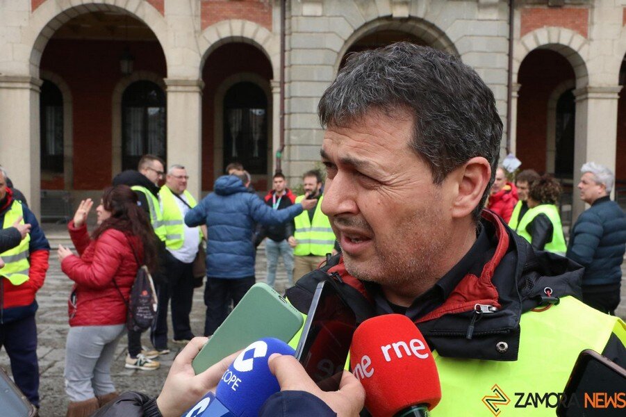 bomberos y policías se manifiestan en la plaza mayor de Zamora