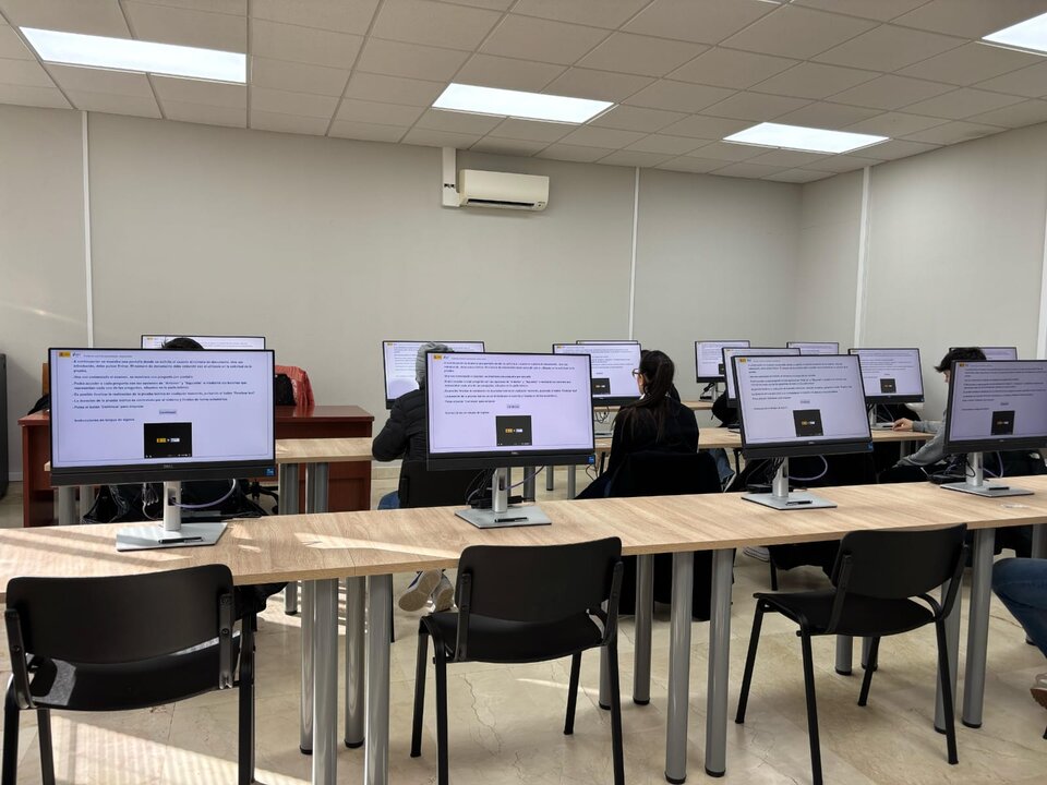 Benavente, pionero en Castilla y León en implantar los exámenes teóricos digitales para el carné de conducir. Subdelegación del Gobierno en Zamora