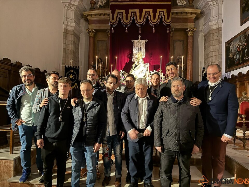 Con los hermanos de su paso Fernando Cacho