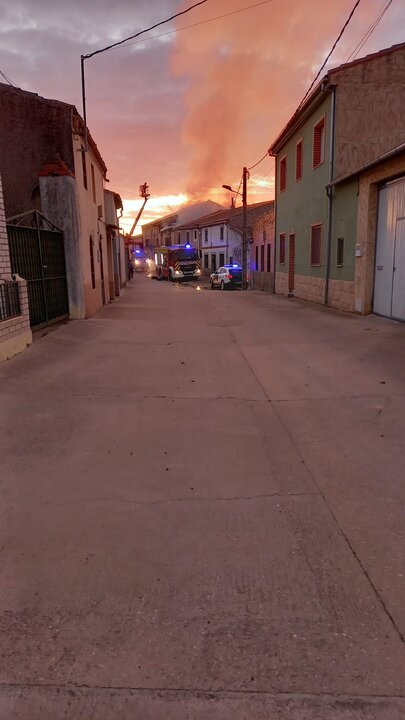incendio de una vivienda en Pajares de la Lampreana (2)