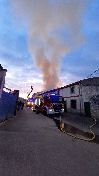 incendio de una vivienda en Pajares de la Lampreana (1)