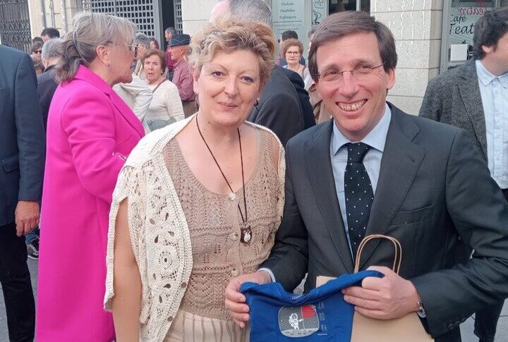 Zamora se cuela en la luna con una camiseta para el futuro hijo del alcalde de Madrid