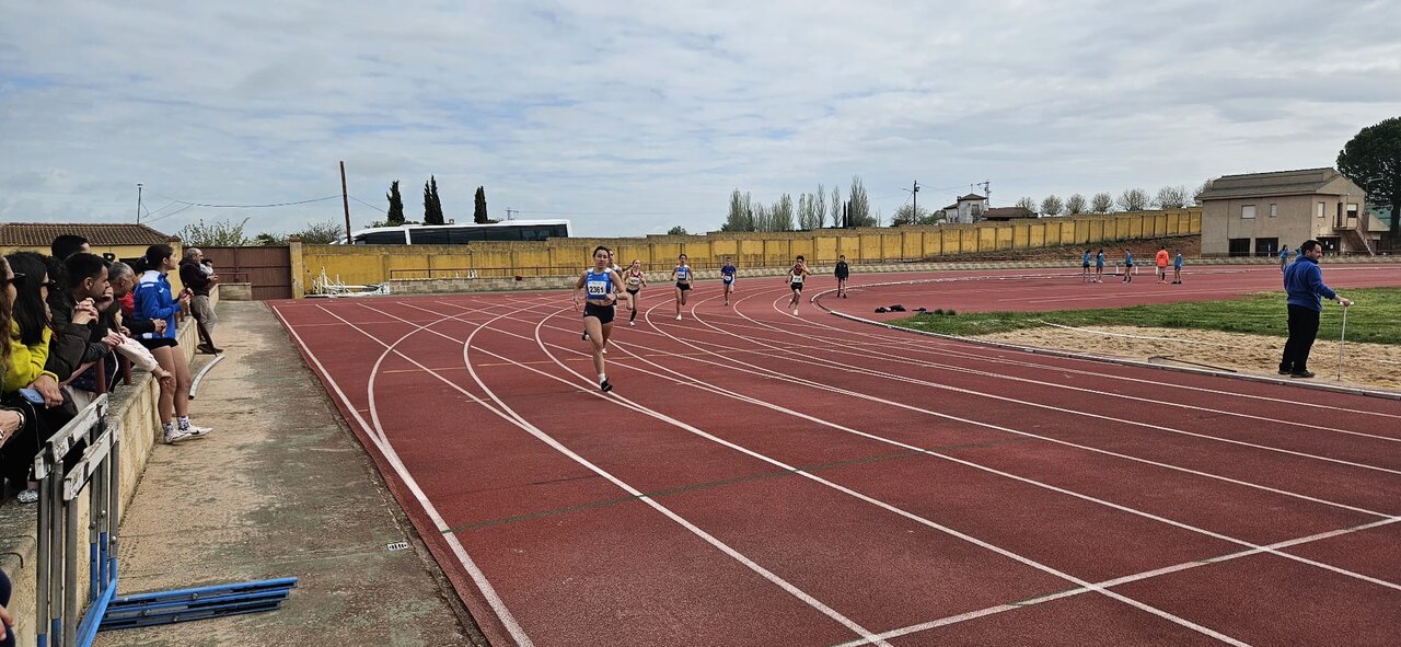 Benavente Atletismo arrasa en Toro con 47 medallas y sufre un revés en Ibiza con la lesión de Daniel González