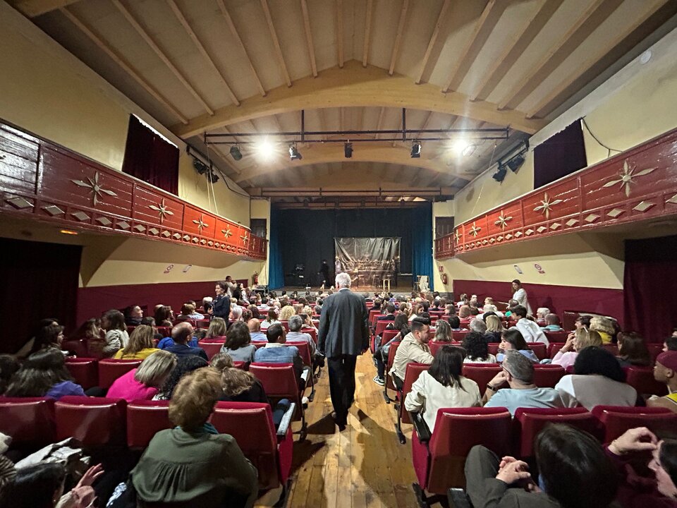 Éxito Rotundo en el Teatro Municipal de Fuentesaúco con “Luces, Cámara y Desesperación”