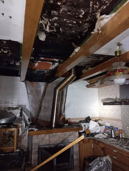 Un incendio nocturno en Molezuelas obliga a una compleja intervención de los bomberos
