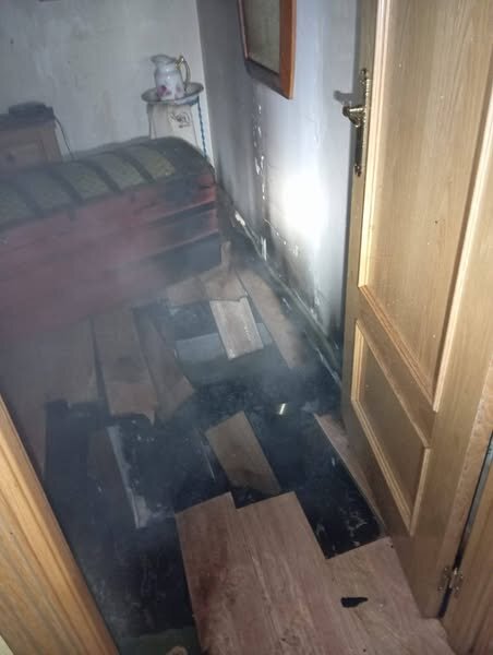 Un incendio nocturno en Molezuelas obliga a una compleja intervención de los bomberos