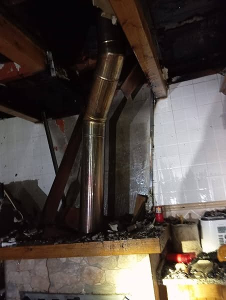 Un incendio nocturno en Molezuelas obliga a una compleja intervención de los bomberos