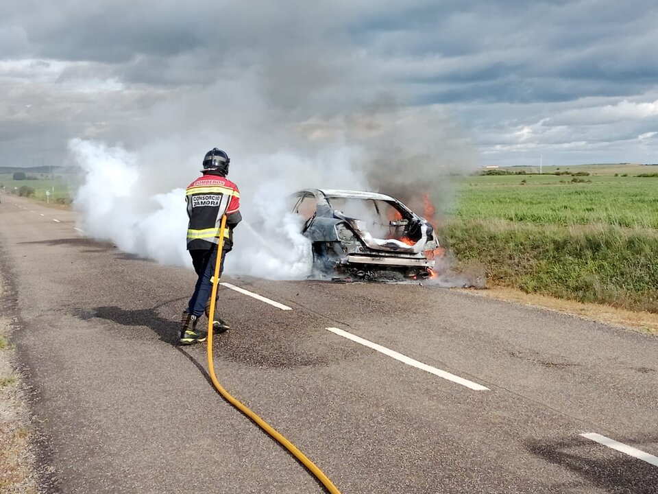 Un coche arde en plena carretera en Losacino