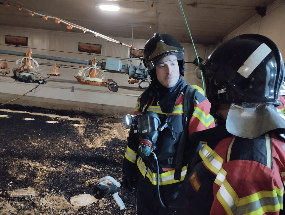 Un incendio calcina una nave avícola en Coomonte de la Vega